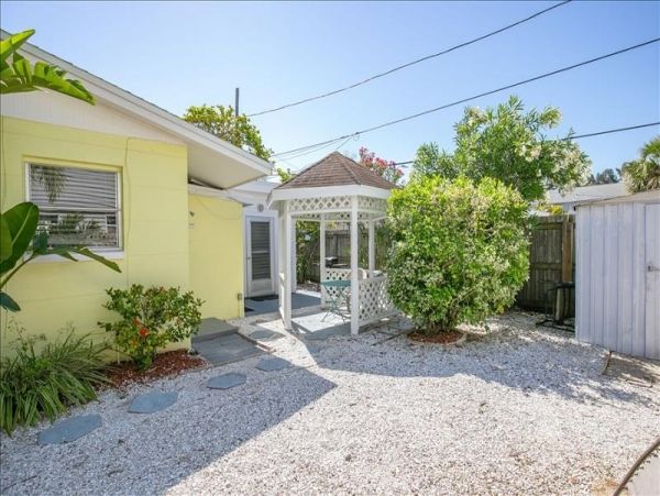 Sunset Beach 2 Bedroom Cottage 2 Blocks to the Beach