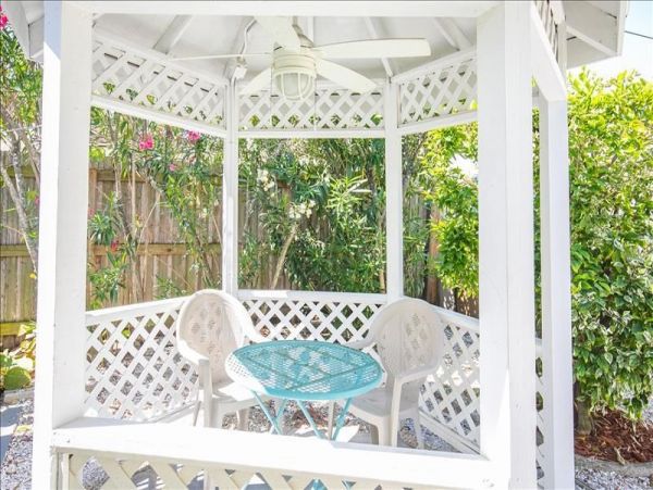 Sunset Beach 2 Bedroom Cottage 2 Blocks to the Beach