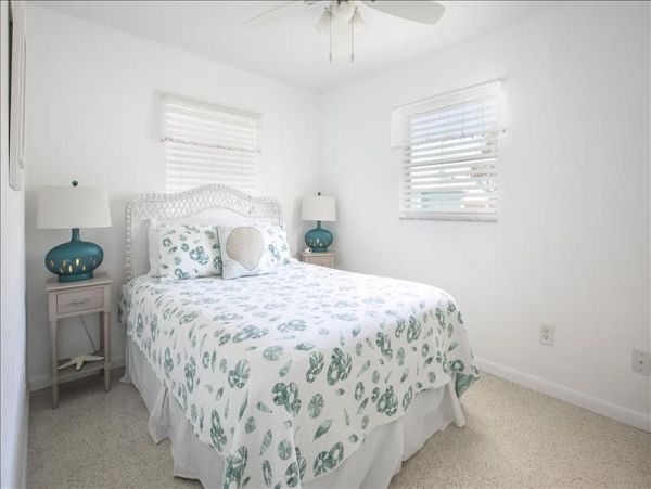 Sunset Beach 2 Bedroom Cottage 2 Blocks to the Beach