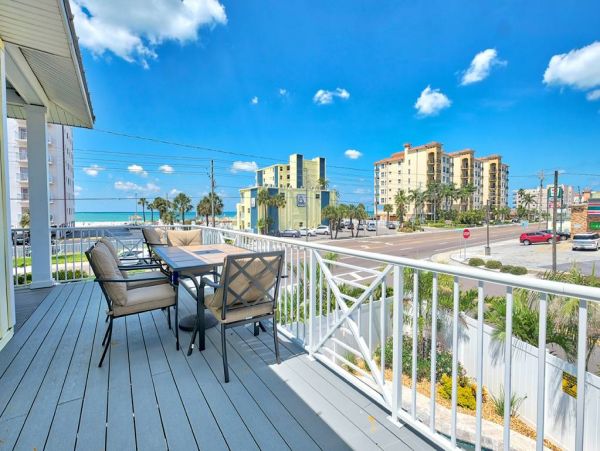 Three Bedroom Madeira Beach Vacation Home Steps to Beach