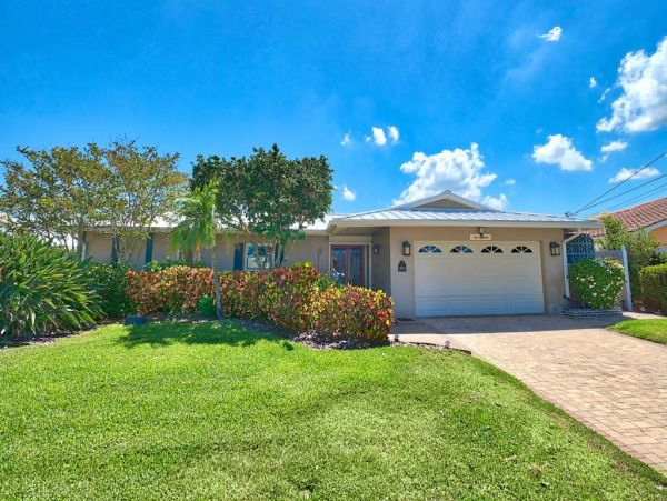 Waterfront Pool Vacation Home in Indian Rocks Beach Sleeps 10