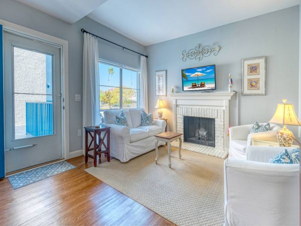 Waterfront Townhome Cottage Styled For Four Guests