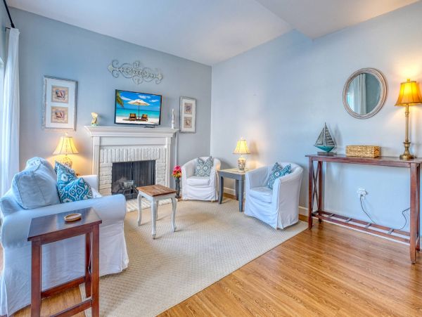 Waterfront Townhome Cottage Styled For Four Guests