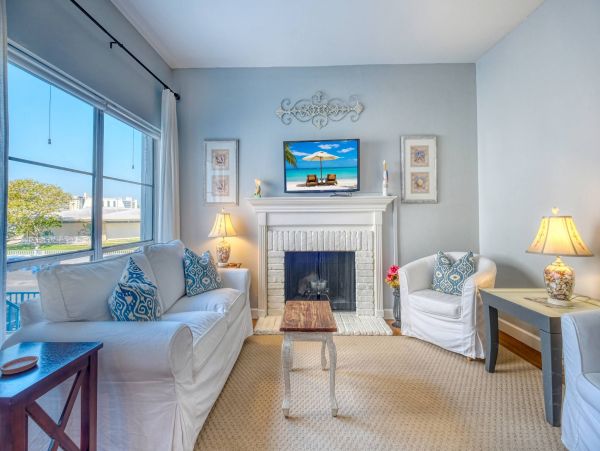 Waterfront Townhome Cottage Styled For Four Guests