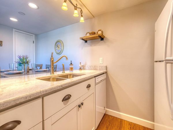 Waterfront Townhome Cottage Styled For Four Guests