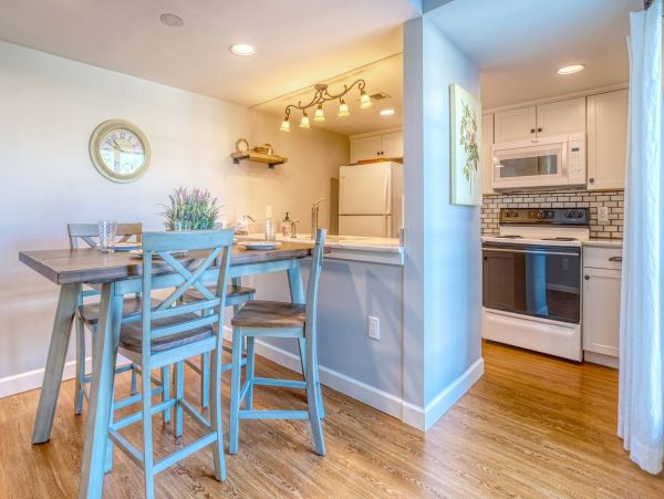 Waterfront Townhome Cottage Styled For Four Guests