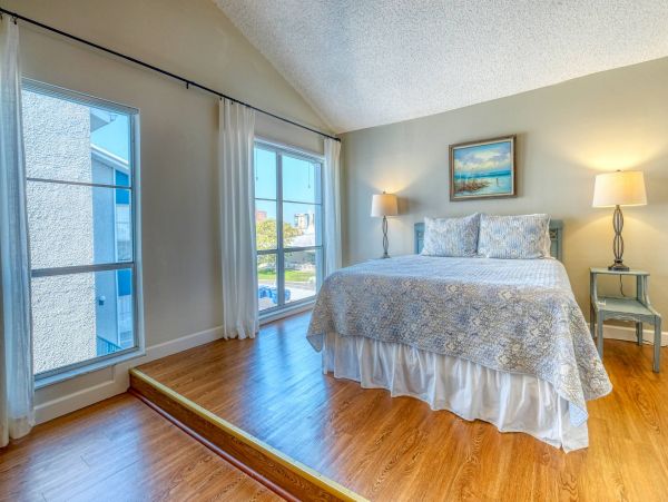 Waterfront Townhome Cottage Styled For Four Guests