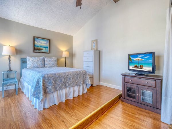 Waterfront Townhome Cottage Styled For Four Guests