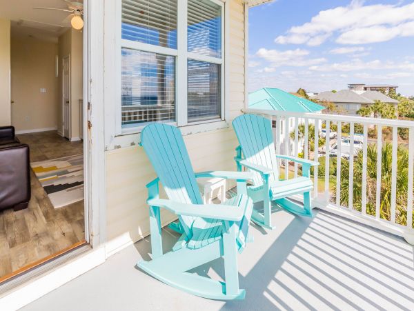4 bedroom-4 Bathroom House across the street from the beach with community pool