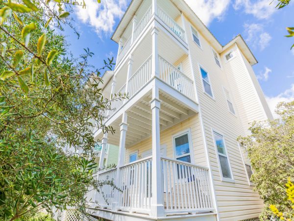4 bedroom-4 Bathroom House across the street from the beach with community pool