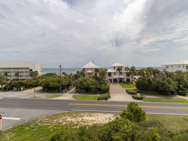4 bedroom-4 Bathroom House across the street from the beach with community pool