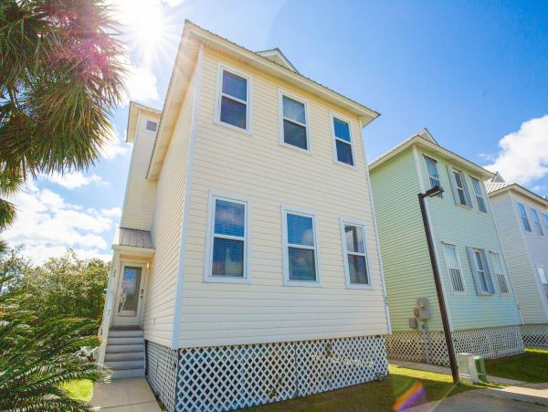 4 bedroom-4 Bathroom House across the street from the beach with community pool