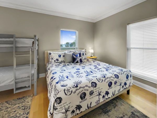 Panama City Beach Lovely Three Bedroom Stroll to Beach Home