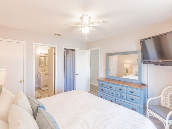 A Lovely One Bedroom Plus Loft Sleeps 7 Guests