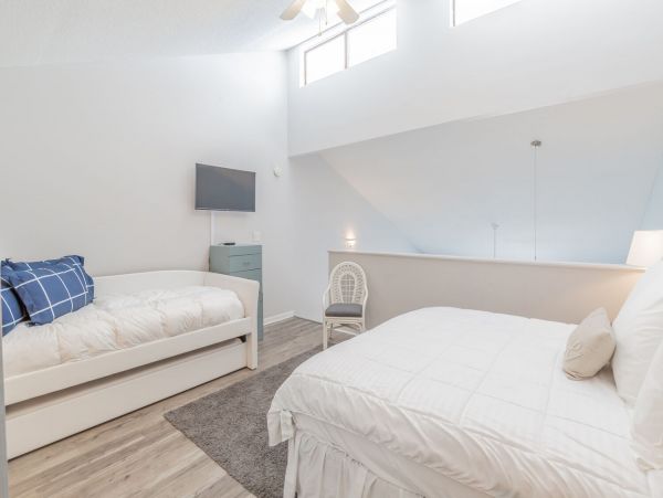 A Lovely One Bedroom Plus Loft Sleeps 7 Guests