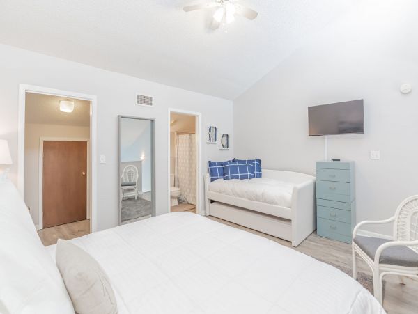 A Lovely One Bedroom Plus Loft Sleeps 7 Guests