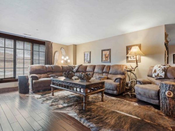 First Floor Residence with 3 Bedrooms in Avon