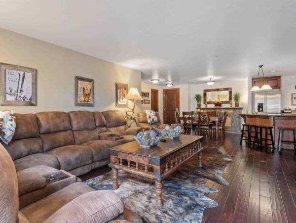 First Floor Residence with 3 Bedrooms in Avon