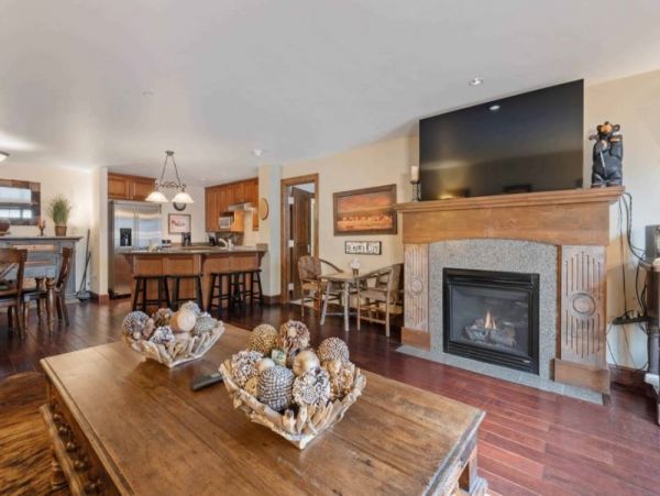 First Floor Residence with 3 Bedrooms in Avon