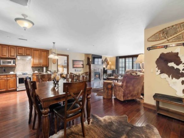First Floor Residence with 3 Bedrooms in Avon