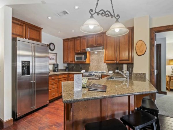 First Floor Residence with 3 Bedrooms in Avon