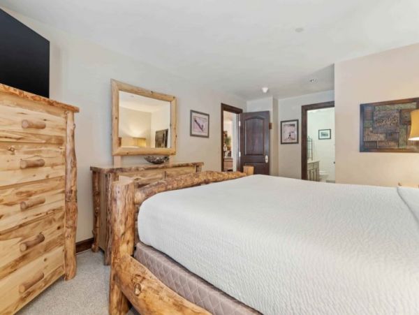 First Floor Residence with 3 Bedrooms in Avon