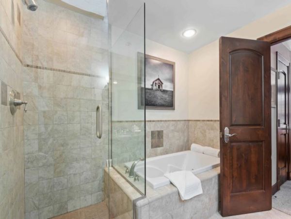 First Floor Residence with 3 Bedrooms in Avon