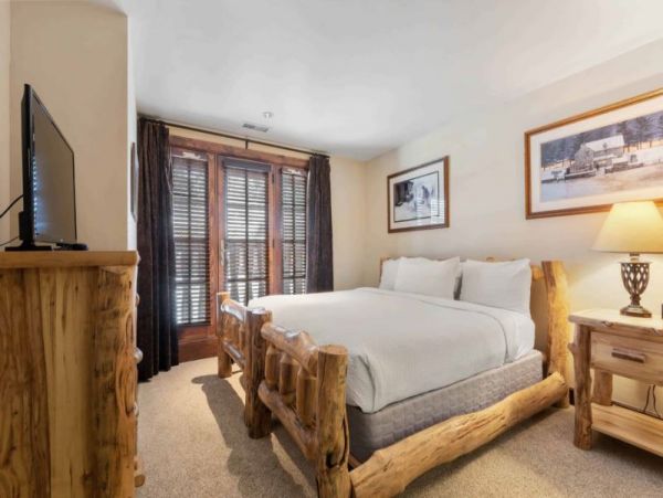 First Floor Residence with 3 Bedrooms in Avon
