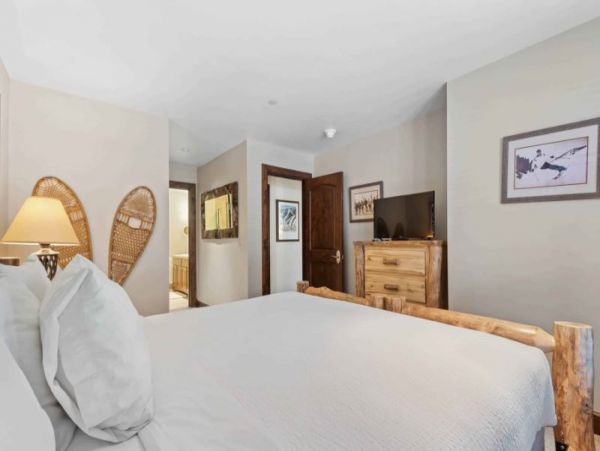 First Floor Residence with 3 Bedrooms in Avon