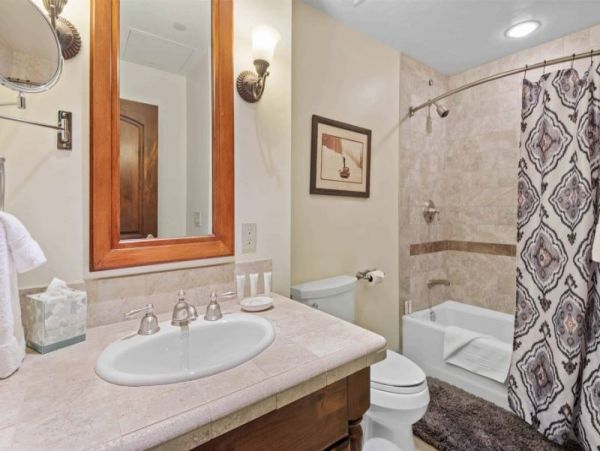 First Floor Residence with 3 Bedrooms in Avon