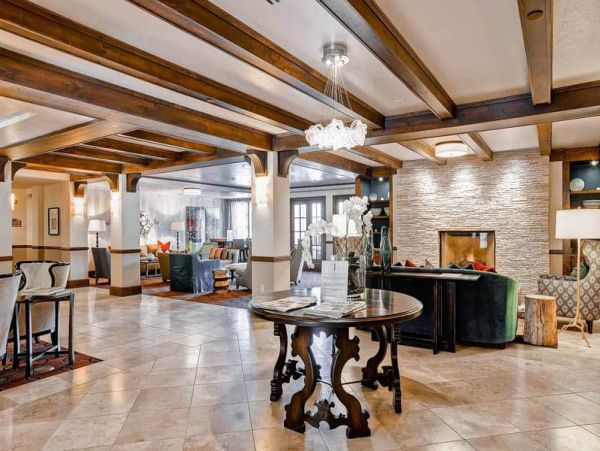 First Floor Residence with 3 Bedrooms in Avon