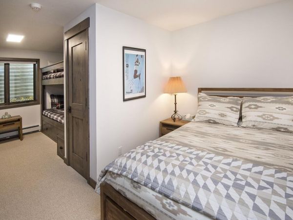 Incredible 5 Bedroom Vail Vacation Chalet Short Walk to Lift