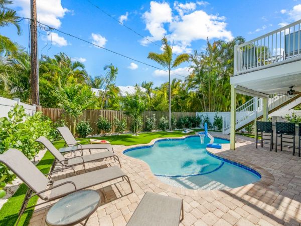 Holmes Beach Vacation Home Four Bedroom Walk to Beach
