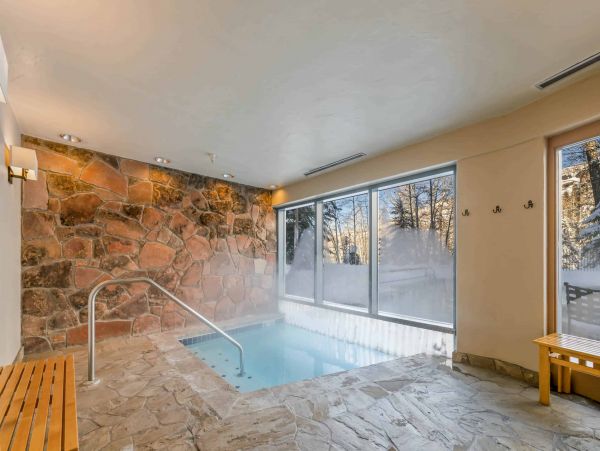 Upscale Ski-In/Ski-Out Residence With Scenic Views