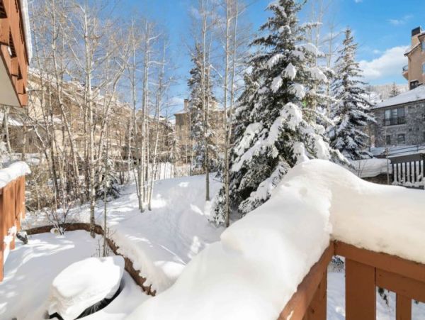 Upscale Ski-In/Ski-Out Residence With Scenic Views