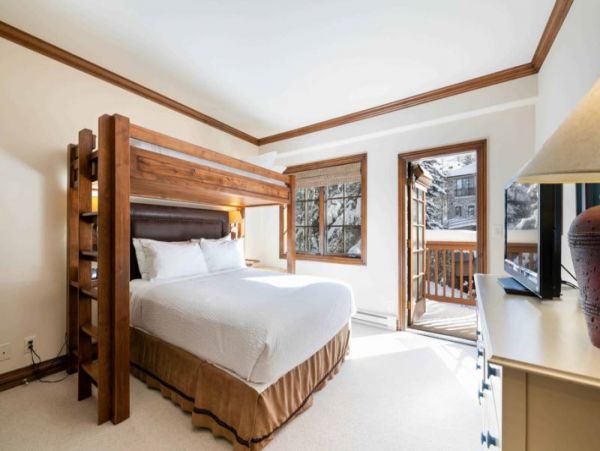 Upscale Ski-In/Ski-Out Residence With Scenic Views