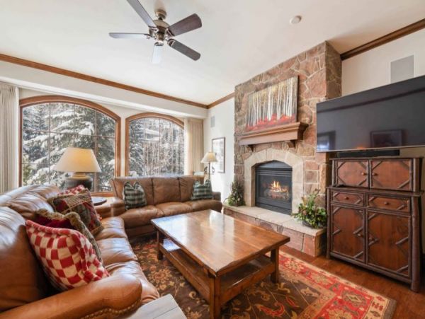 Upscale Ski-In/Ski-Out Residence With Scenic Views