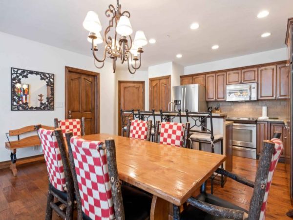 Upscale Ski-In/Ski-Out Residence With Scenic Views