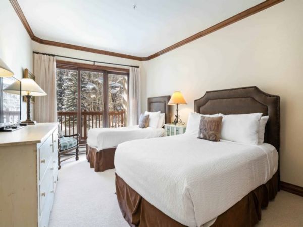 Upscale Ski-In/Ski-Out Residence With Scenic Views