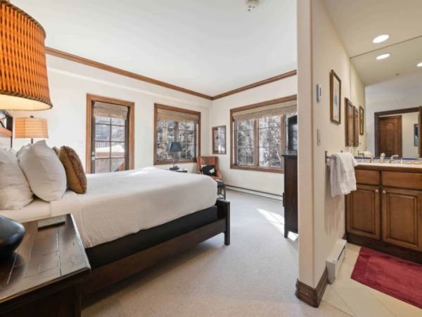 Upscale Ski-In/Ski-Out Residence With Scenic Views