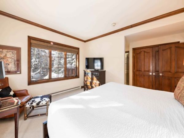 Upscale Ski-In/Ski-Out Residence With Scenic Views