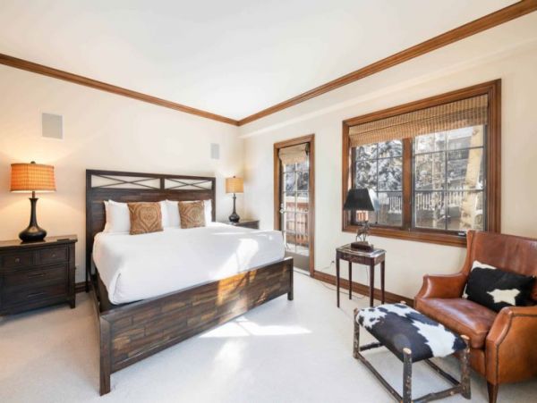 Upscale Ski-In/Ski-Out Residence With Scenic Views