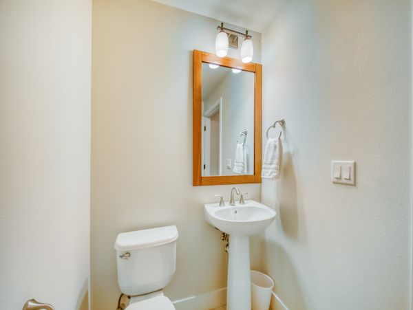 Sunny Golfside Retreat Near the Beach