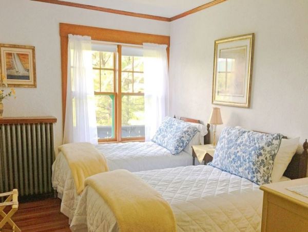Forty Acre Maine  Estate Plus Guests´ Houses