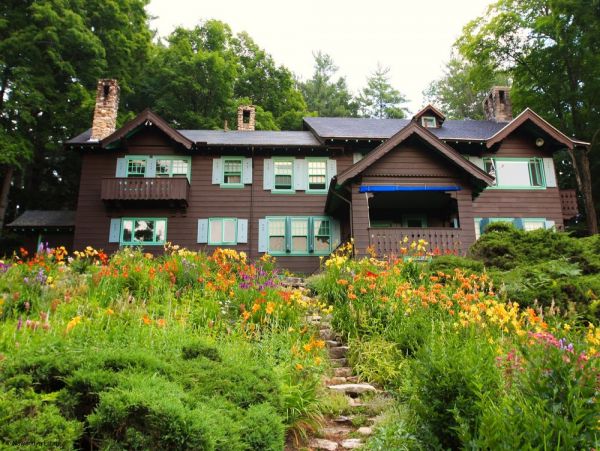 Forty Acre Maine  Estate Plus Guests´ Houses
