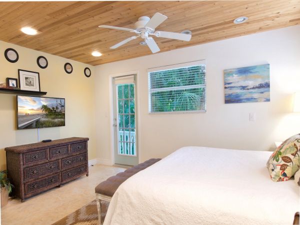 Beachside Four Bedroom Family Home in Fort Myers Sleeps 10