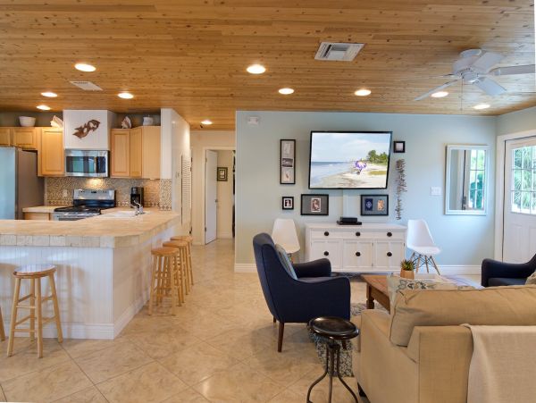 Beachside Four Bedroom Family Home in Fort Myers Sleeps 10