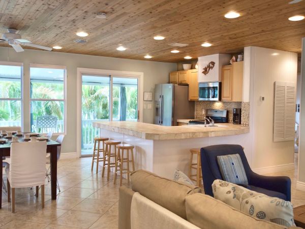 Beachside Four Bedroom Family Home in Fort Myers Sleeps 10