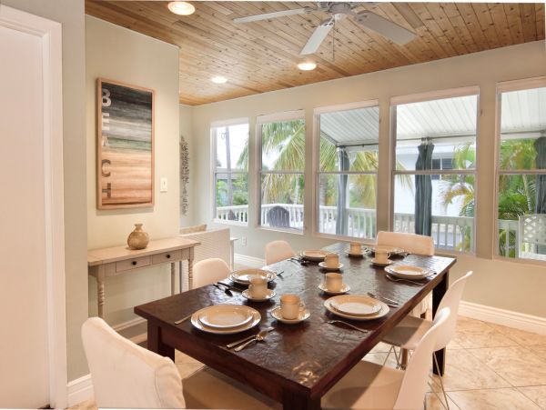 Beachside Four Bedroom Family Home in Fort Myers Sleeps 10