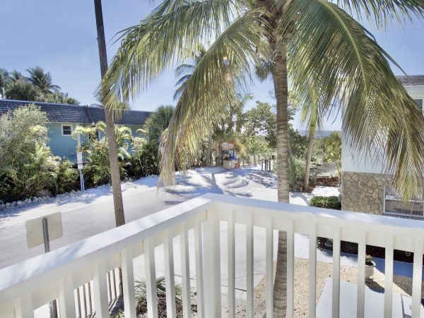 Beachside Four Bedroom Family Home in Fort Myers Sleeps 10
